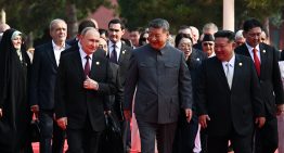 China exhibe poderío armamentístico en un desfile militar en el que Xi ha estado flanqueado por Kim y Putin