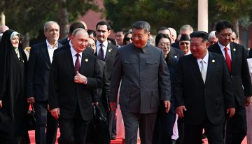 China exhibe poderío armamentístico en un desfile militar en el que Xi ha estado flanqueado por Kim y Putin