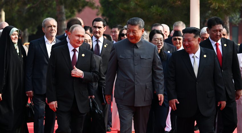China exhibe poderío armamentístico en un desfile militar en el que Xi ha estado flanqueado por Kim y Putin