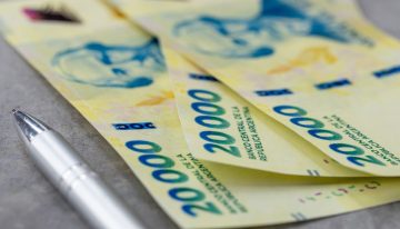La suba de tasas frenó el crédito a empresas en agosto, pero el financiamiento a familias se mantuvo en alza