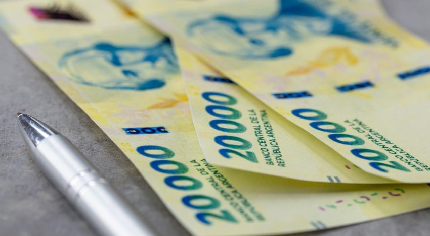 La suba de tasas frenó el crédito a empresas en agosto, pero el financiamiento a familias se mantuvo en alza