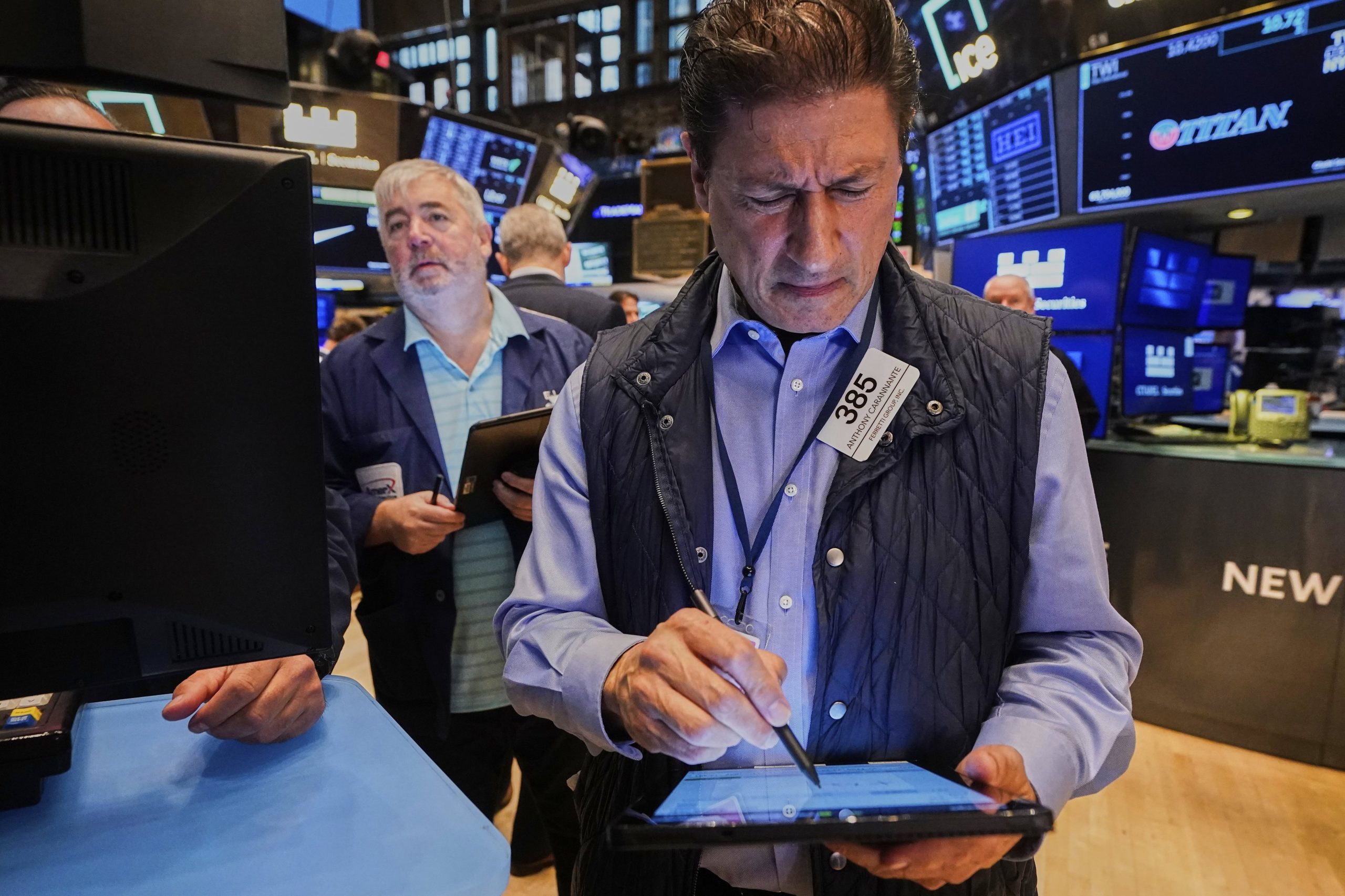 Las acciones caen hasta 30% en el mes