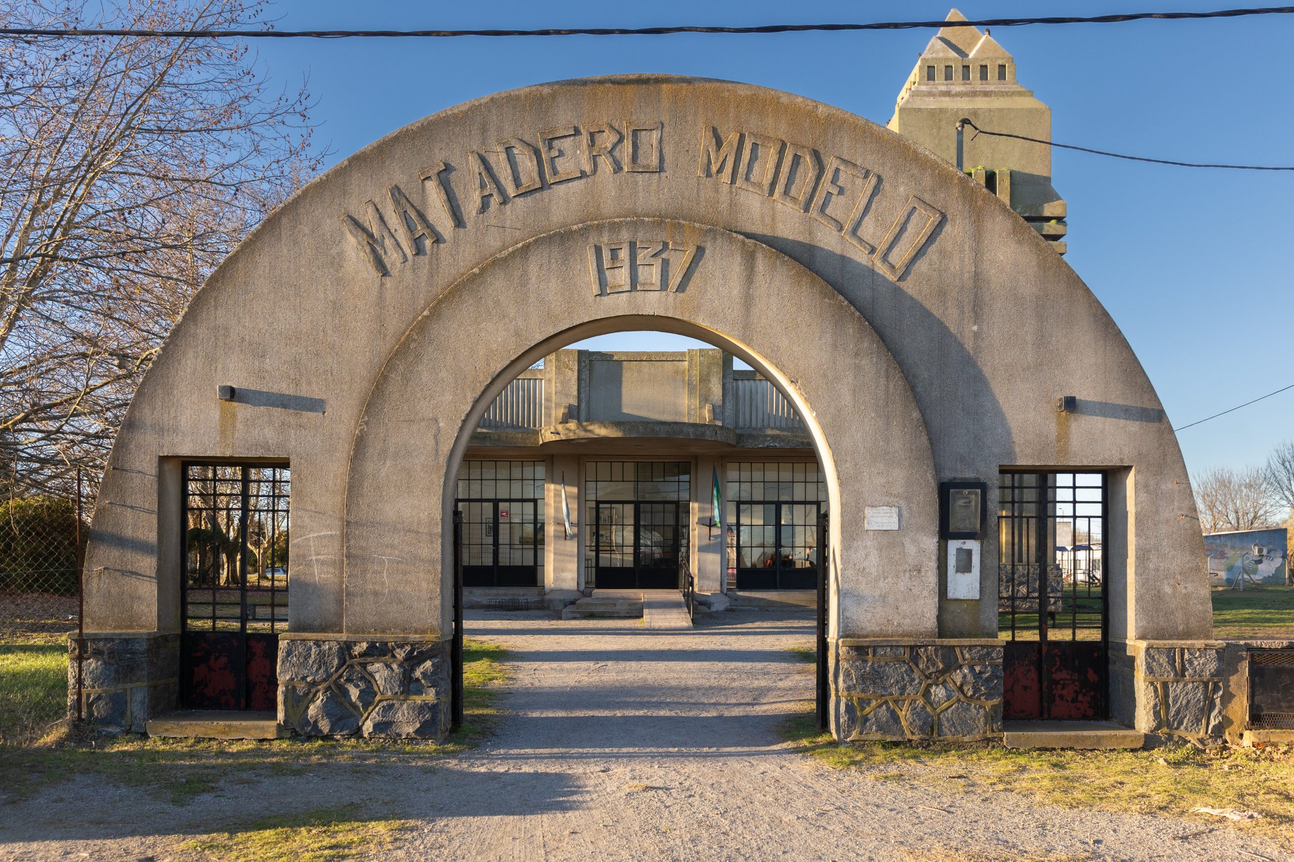 Pórtico de acceso al matadero de la ciudad