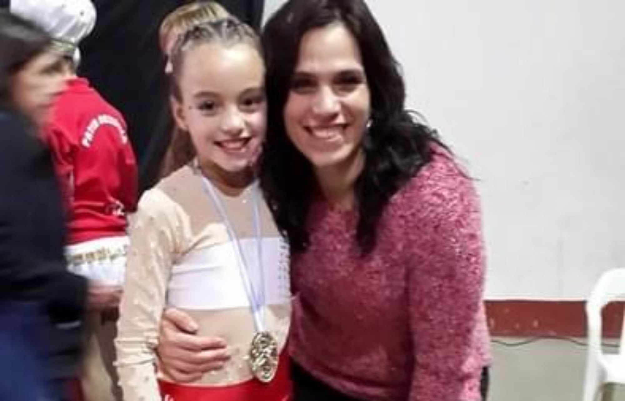 Con una de sus primeras profesoras.