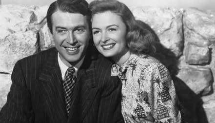 Donna Reed es la actriz que interpreta a la pareja de James Stewart