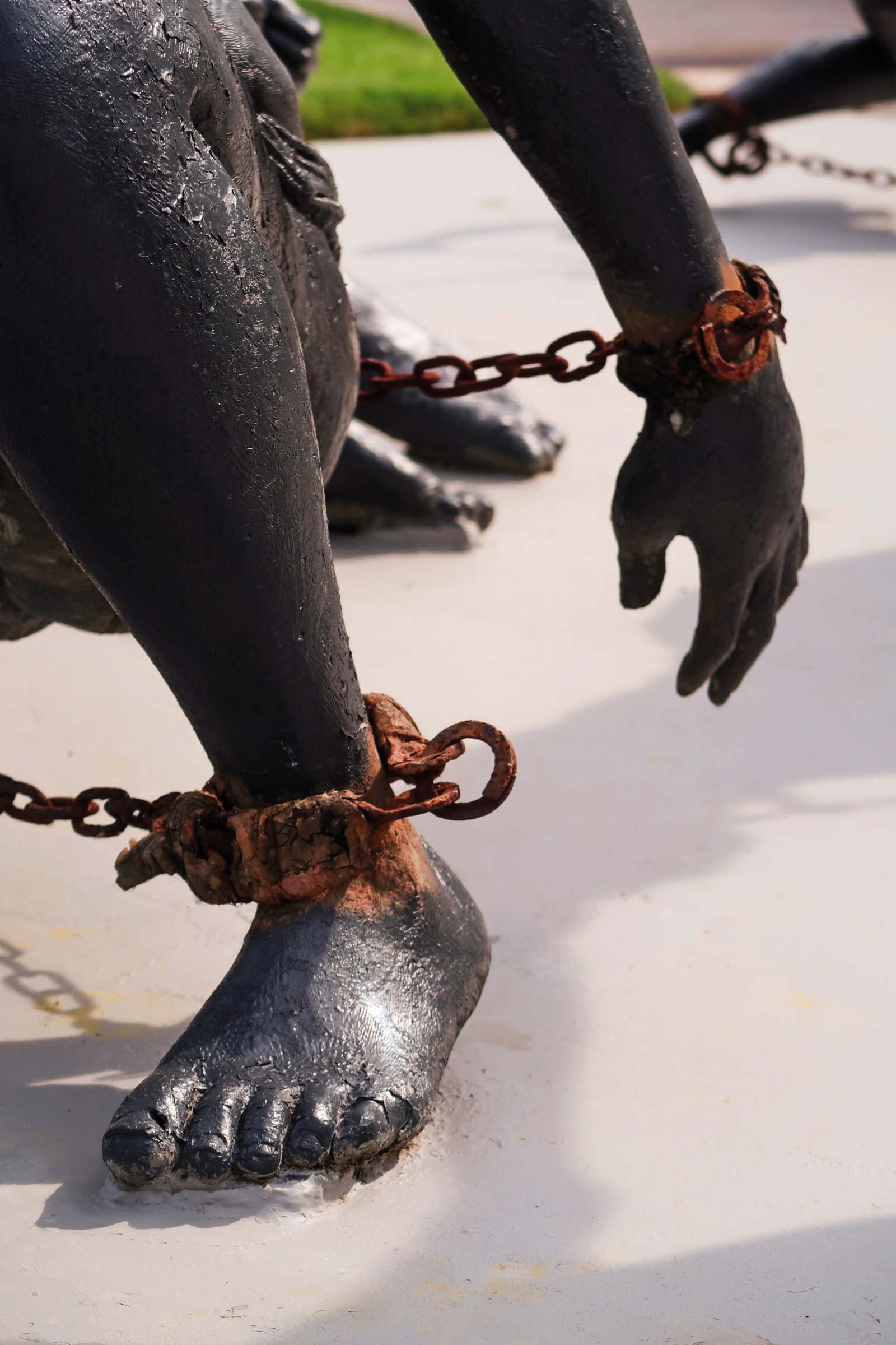 Detalle de la escultura de un esclavo encadenado, del artista ghanés Kwame Akoto-Bamfo.