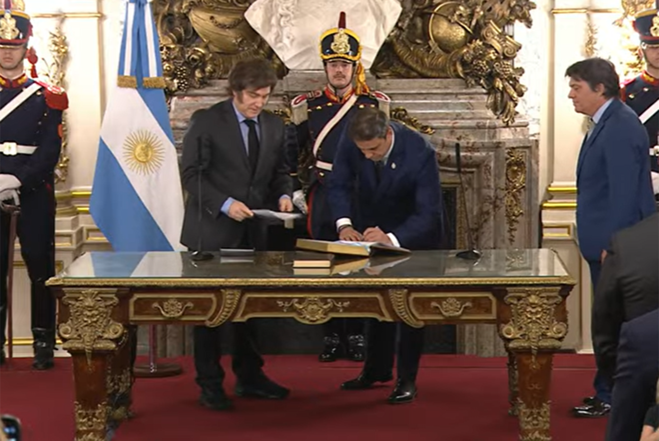 El Presidente Milei toma juramento al Ministro del Interior, Lisandro Catalán.