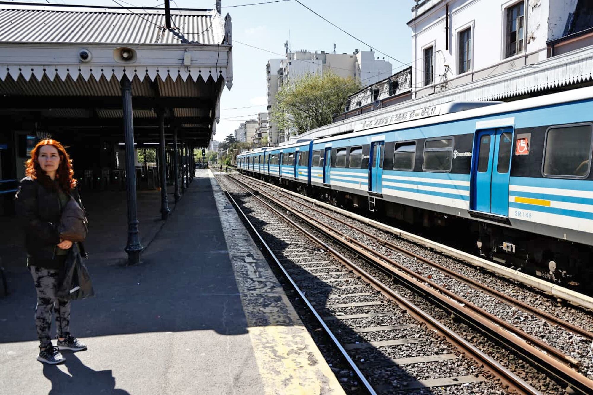 Los trenes andan a 30 km por hora como medida de fuerza gremial. Estación Caballito; tren Sarmiento