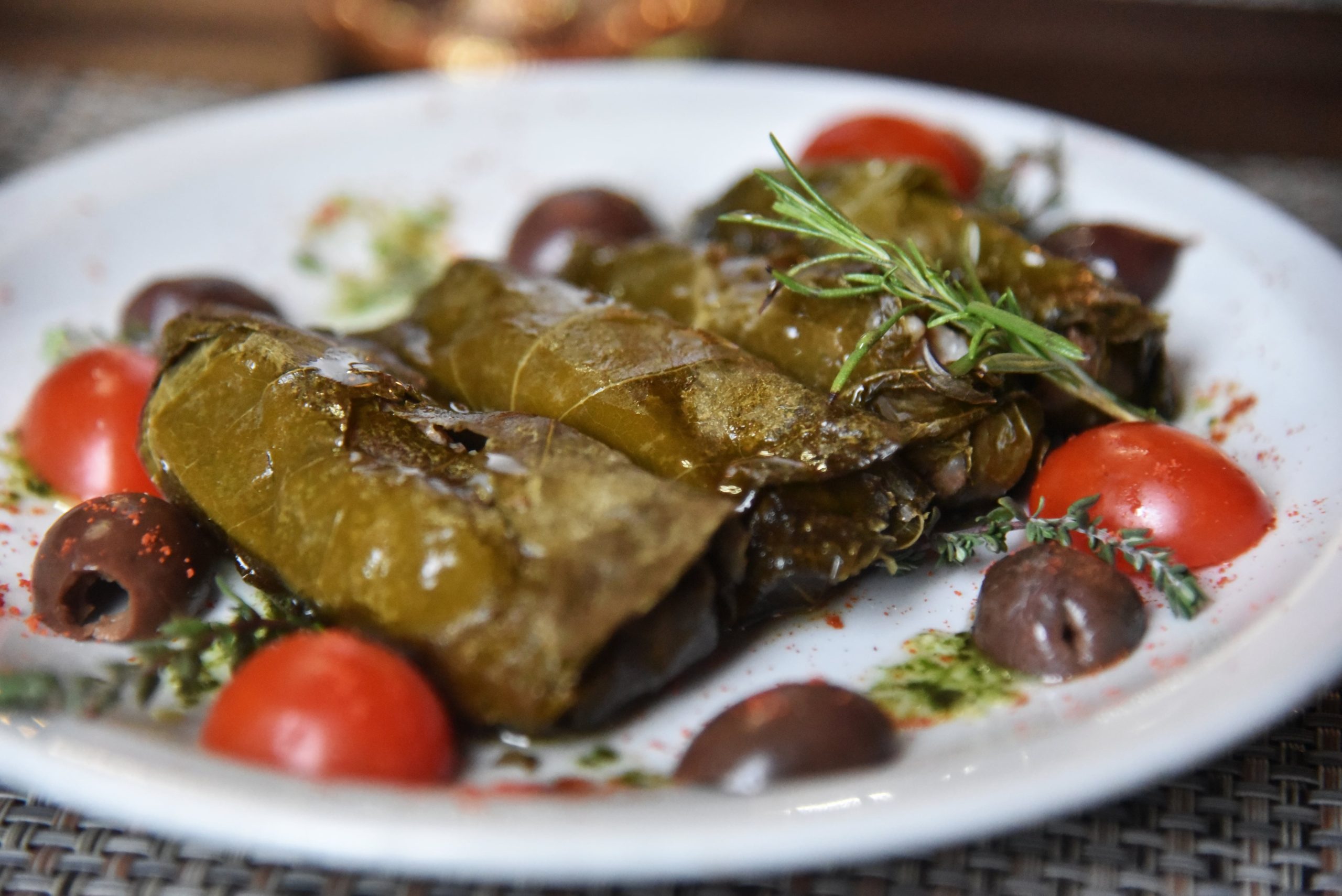 Koupepia (arroz, hiervas frescas y carne de cordero molida envueltos en hoja de parra)