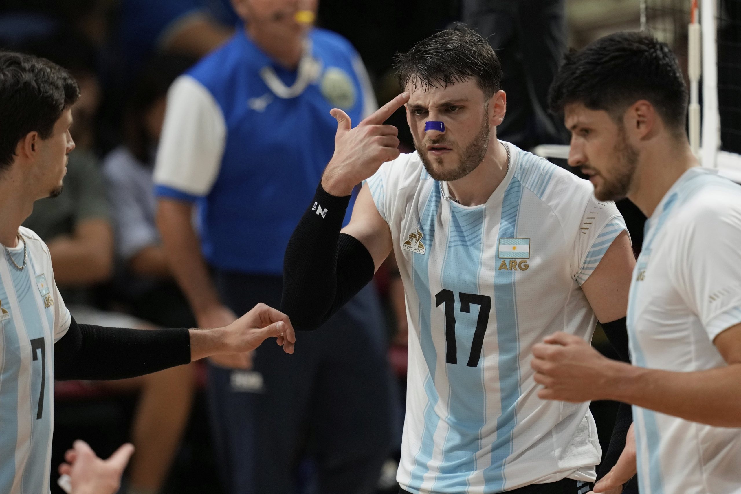 Luciano Vicentín (17) gesticula hacia los franceses; fue un partido caliente