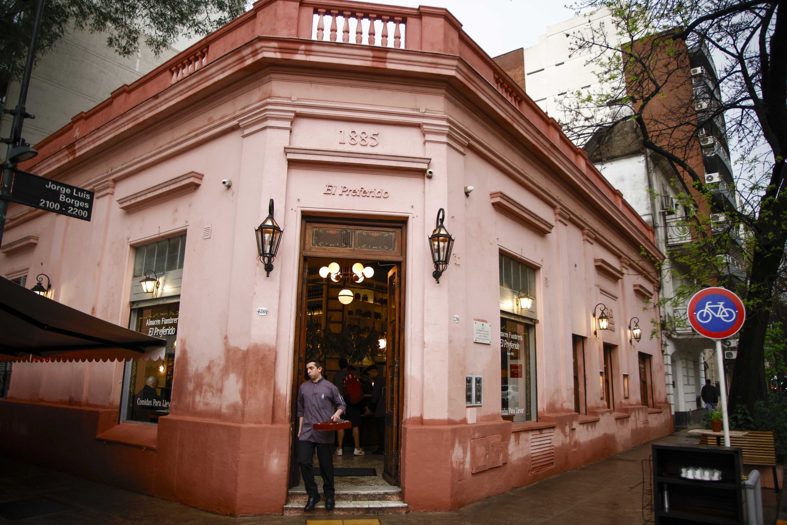 La esquina rosa en una tarde de lluvia