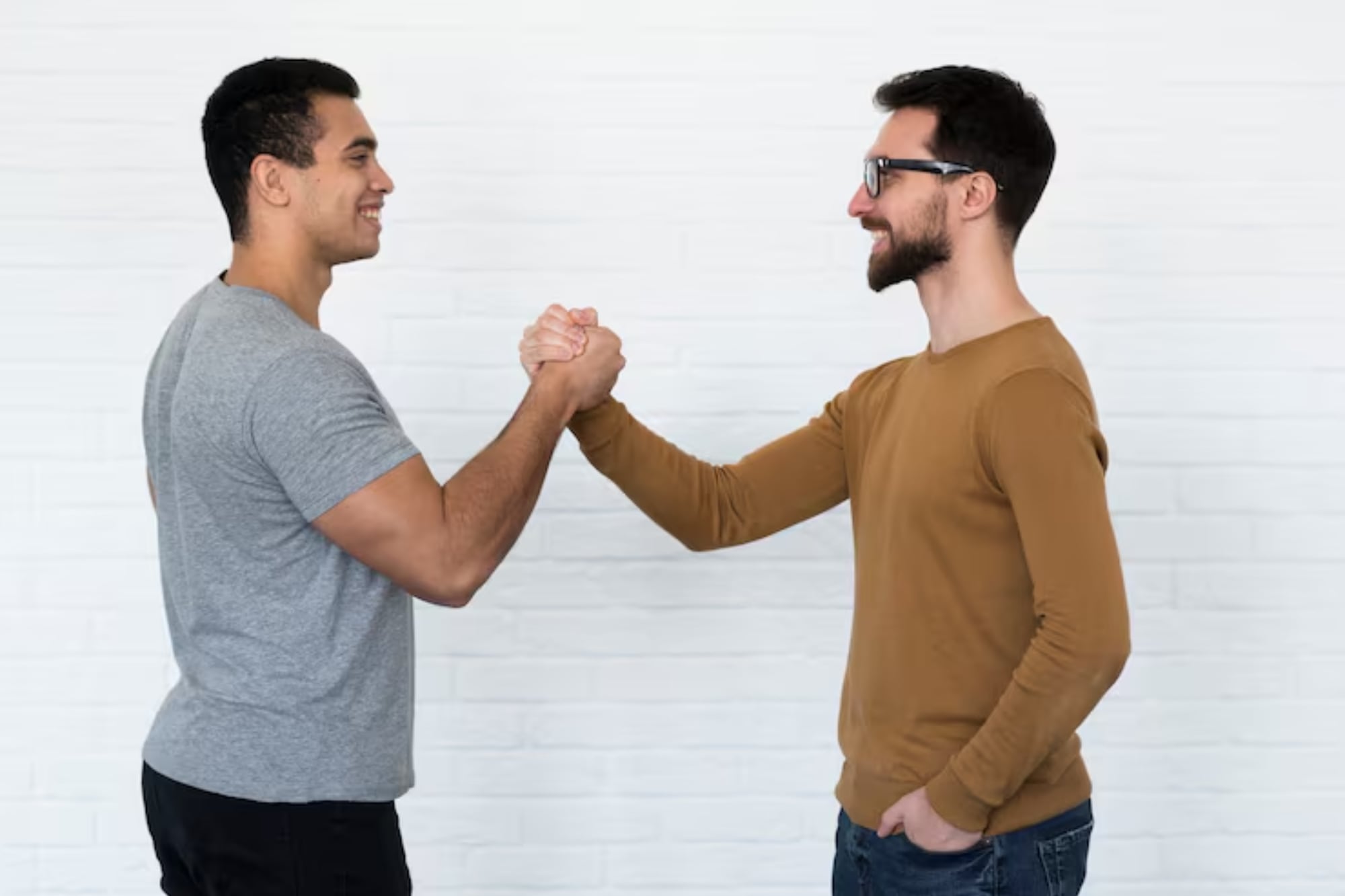 Los hombres en Estados Unidos se saludan con un apretón de manos