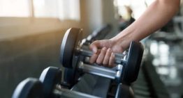 Neurocirujano colombiano pide que la gente deje de hacer peso muerto, ejercicio para los glúteos de moda en los gimnasios