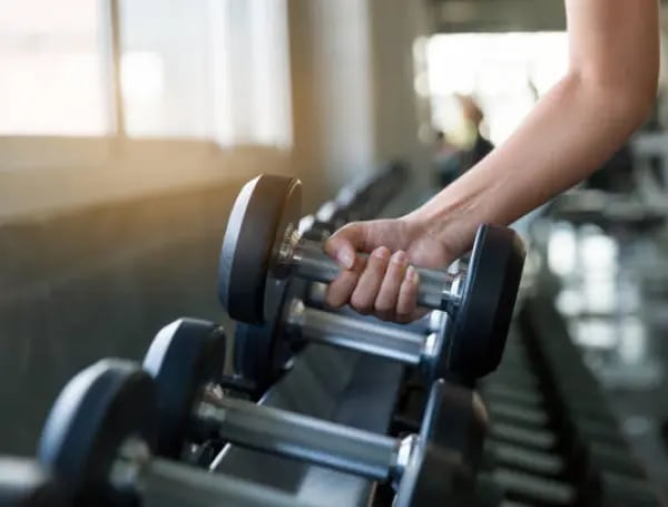Neurocirujano colombiano pide que la gente deje de hacer peso muerto, ejercicio para los glúteos de moda en los gimnasios