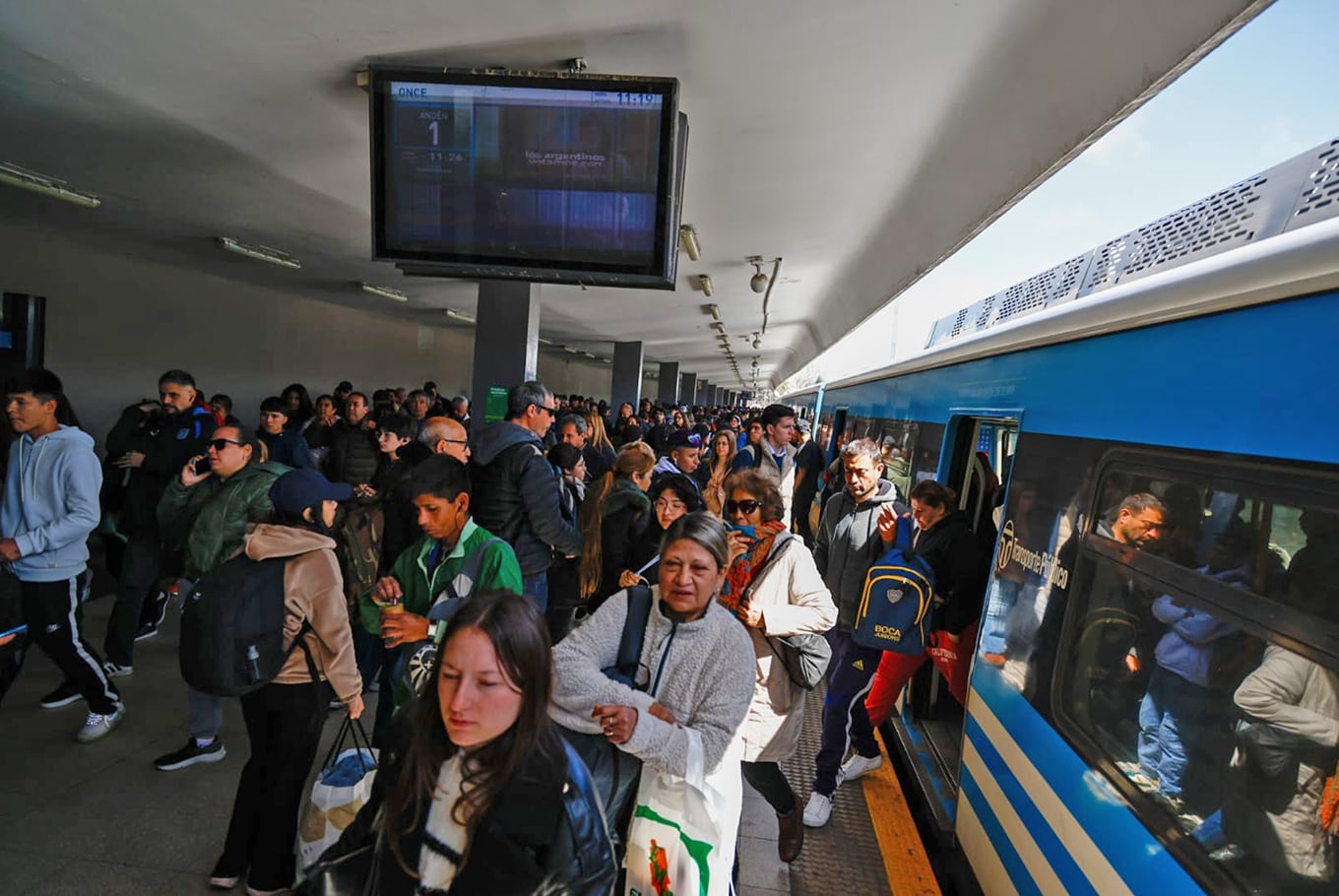 Los trenes andan a 30 km por hora como medida de fuerza gremial. Estación Once; tren Sarmiento