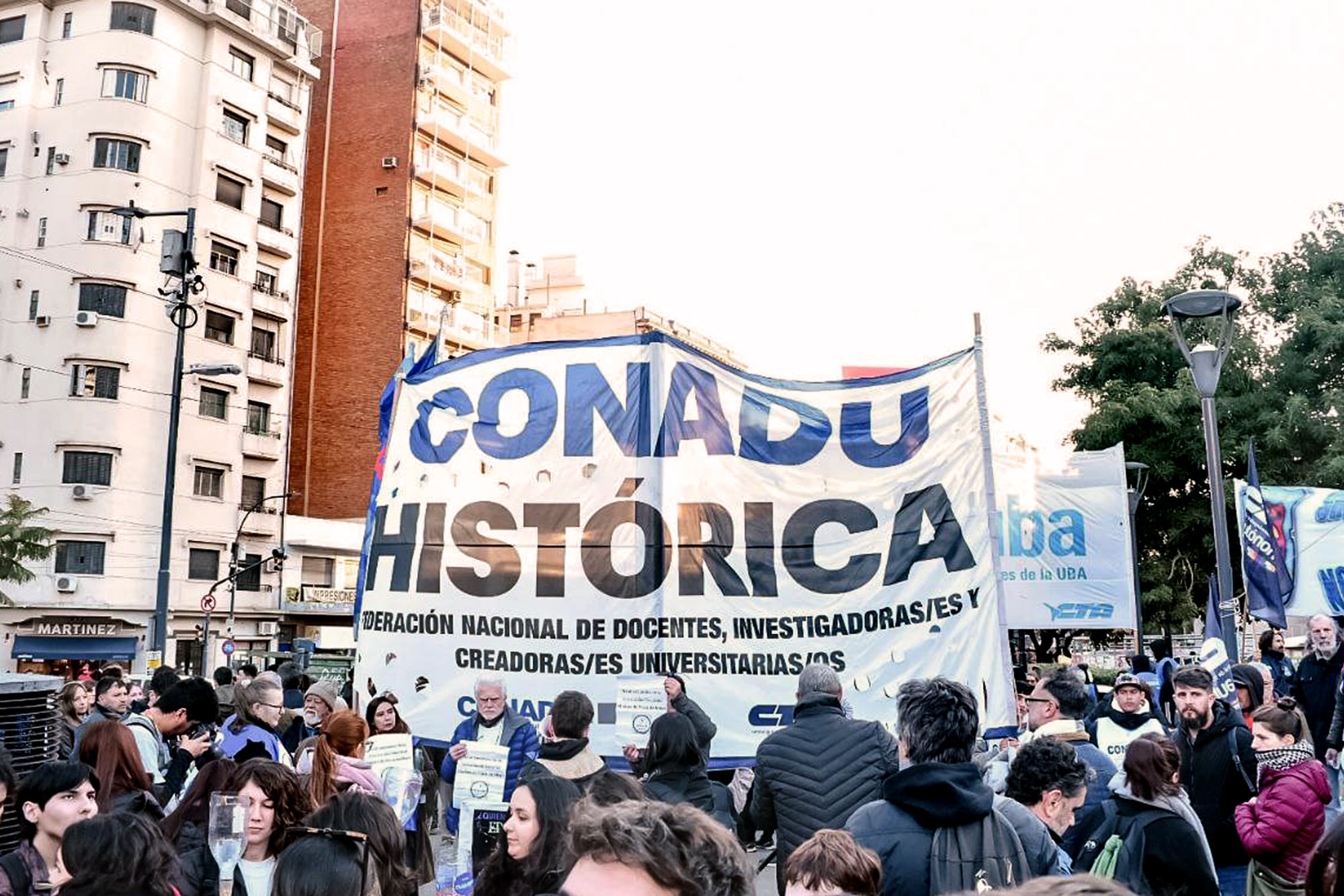 Marcha universitaria en la Plaza Houssay