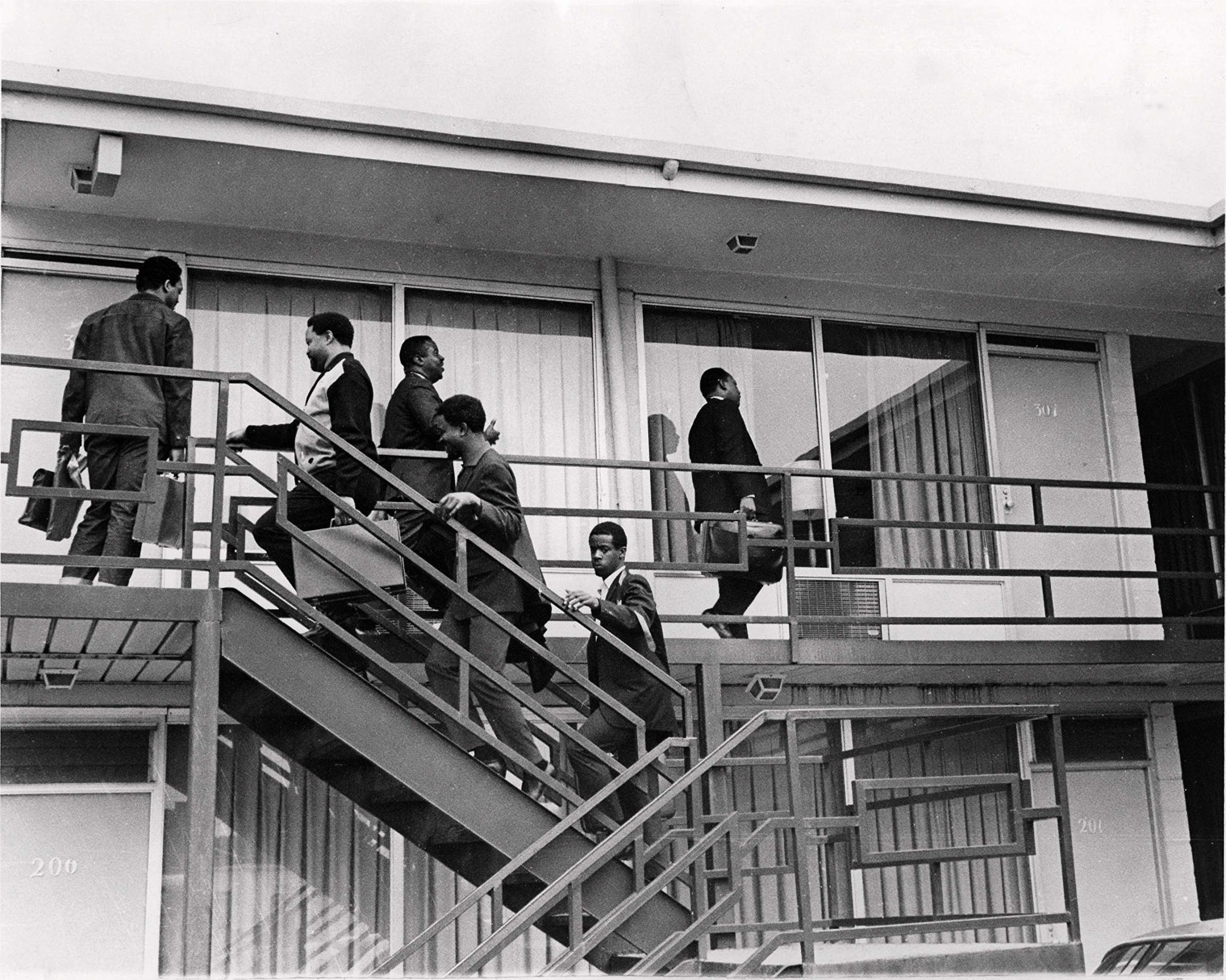 Martin Luther King (a la derecha, a lo lejos) llega con su hermano Alfred y colaboradores al motel Lorraine. Al día siguiente, 4 de abril de 1968, un francotirador lo asesinó en ese mismo balcón.