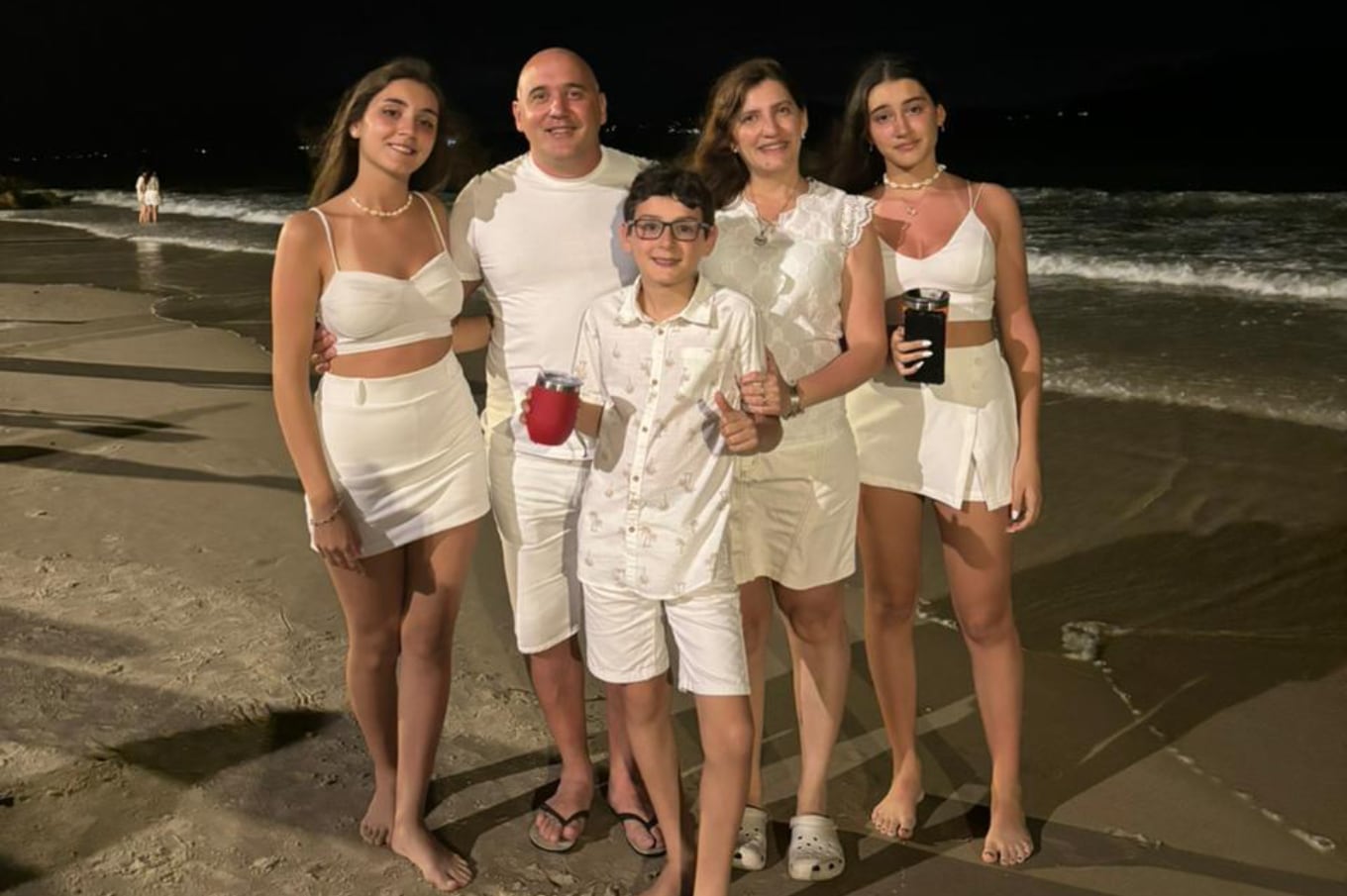 La pandemia le dio inicio a una nueva aventura. Significó reencontrarse como familia, los cinco solos. Sin salir, hicieron cosas antes inimaginables, como campamento en casa, cine, MasterChef, karaoke, jugaron a las casas de Harry Potter: “En un aniversario de casados los hijos nos organizaron la cena y ellos eran los mozos con vela y todo”, agrega sonriente.  “Hicimos de todo”.