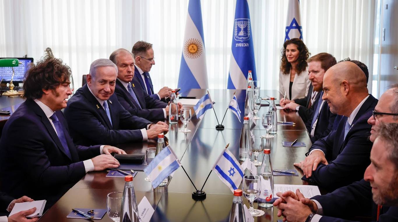 El presidente Javier Milei, en una reunión con el primer ministro de Israel, Benjamin Netanyahu, y sus comitivas. (Foto: X @KnessetENG)