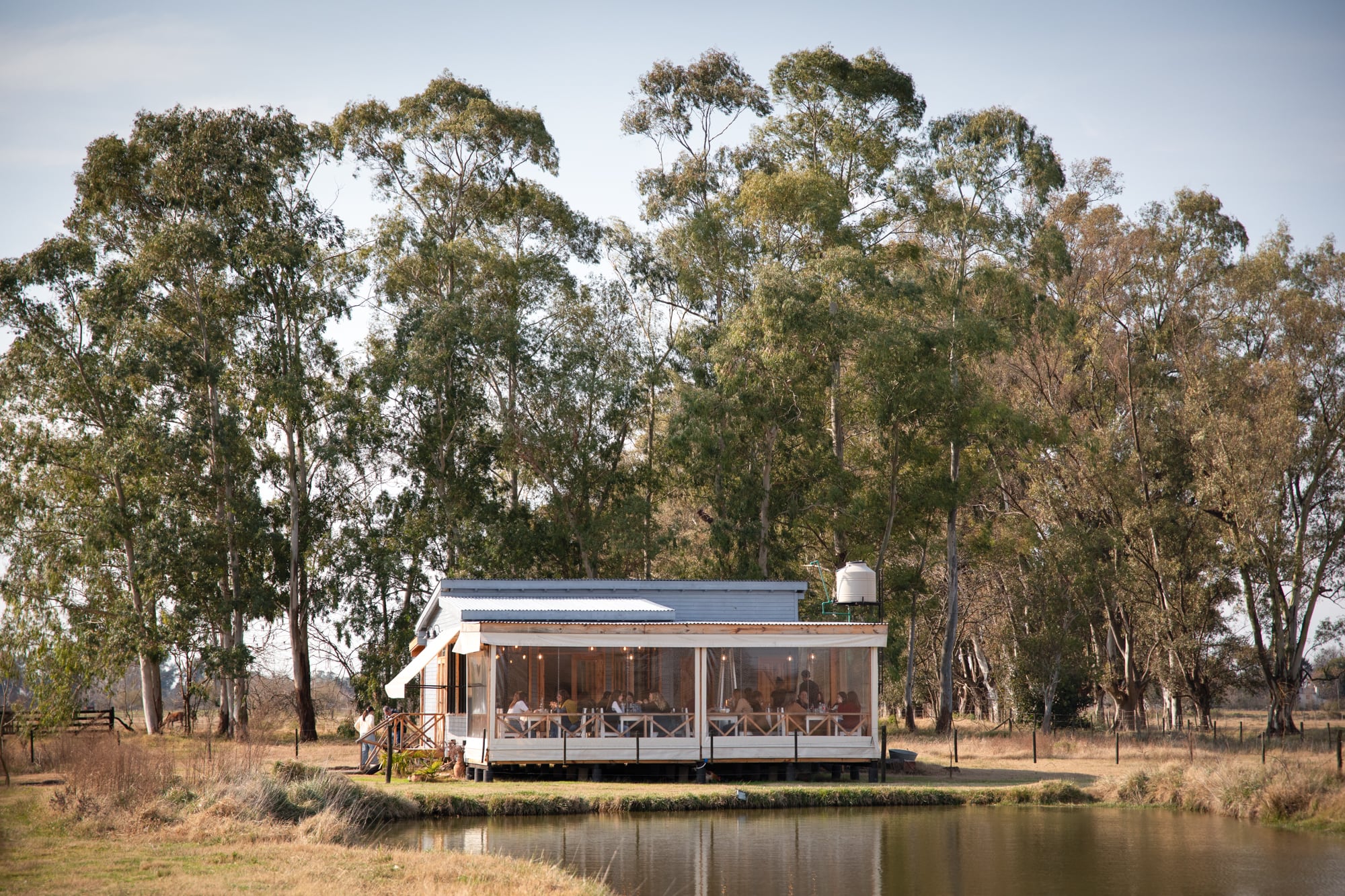 Luna de Campo, un restaurante a la vera de una laguna y con vista espléndida