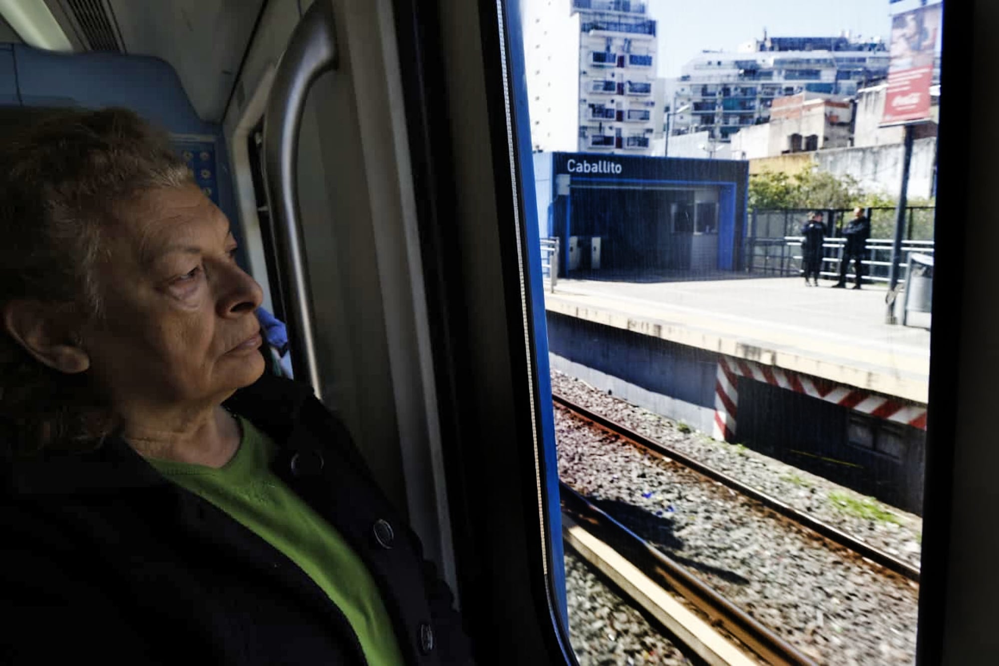 Los trenes andan a 30 km por hora como medida de fuerza gremial. Estación Caballito; tren Sarmiento