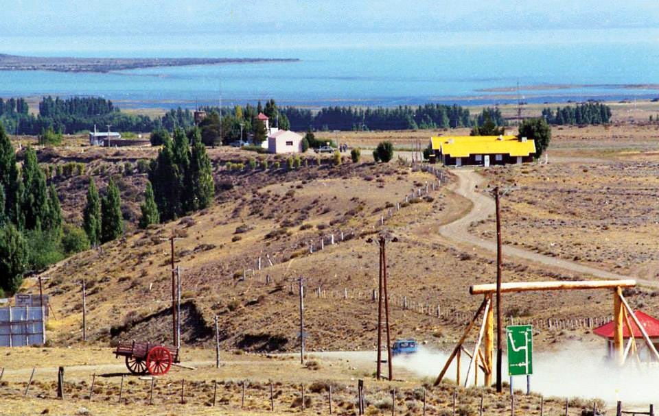 Aspecto de El Calafate en los años 80. Se aprecia el antiguo aeropuerto que en la actualidad fue absorbido por el ejido urbano.