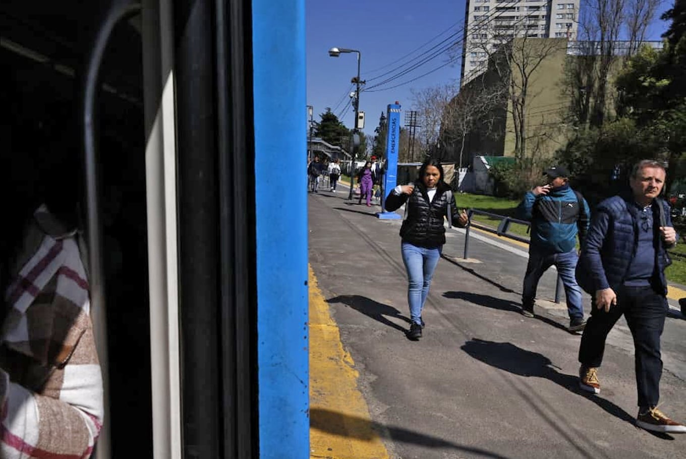 Los trenes andan a 30 km por hora como medida de fuerza gremial. Estación Caballito; tren Sarmiento