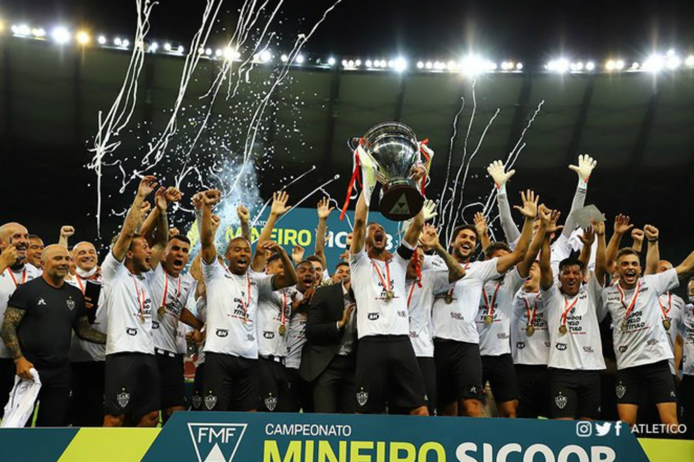 En un costado, Sampaoli festeja con el plantel de Mineiro la obtención del estadual de Minas Gerais 2020.