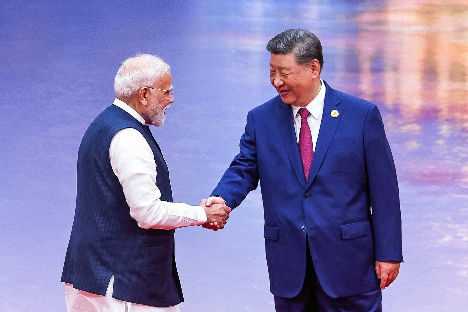 El primer ministro de la India, Narendra Modi y el presidente de China, Xi Jinping, se estrechan la mano durante la ceremonia de bienvenida de la cumbre de la Organización de Cooperación de Shanghái (OCS) en Tianjin