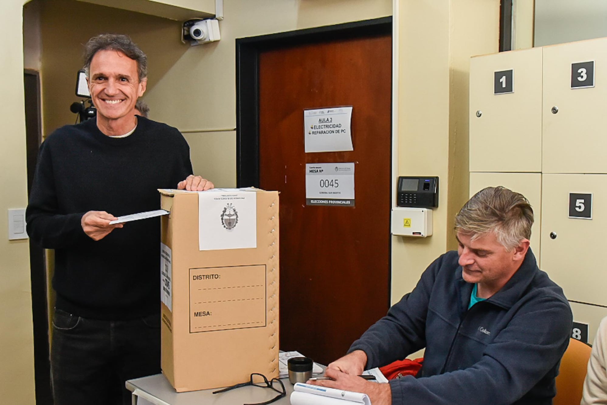 Gabriel Katopodis emitiendo su voto.