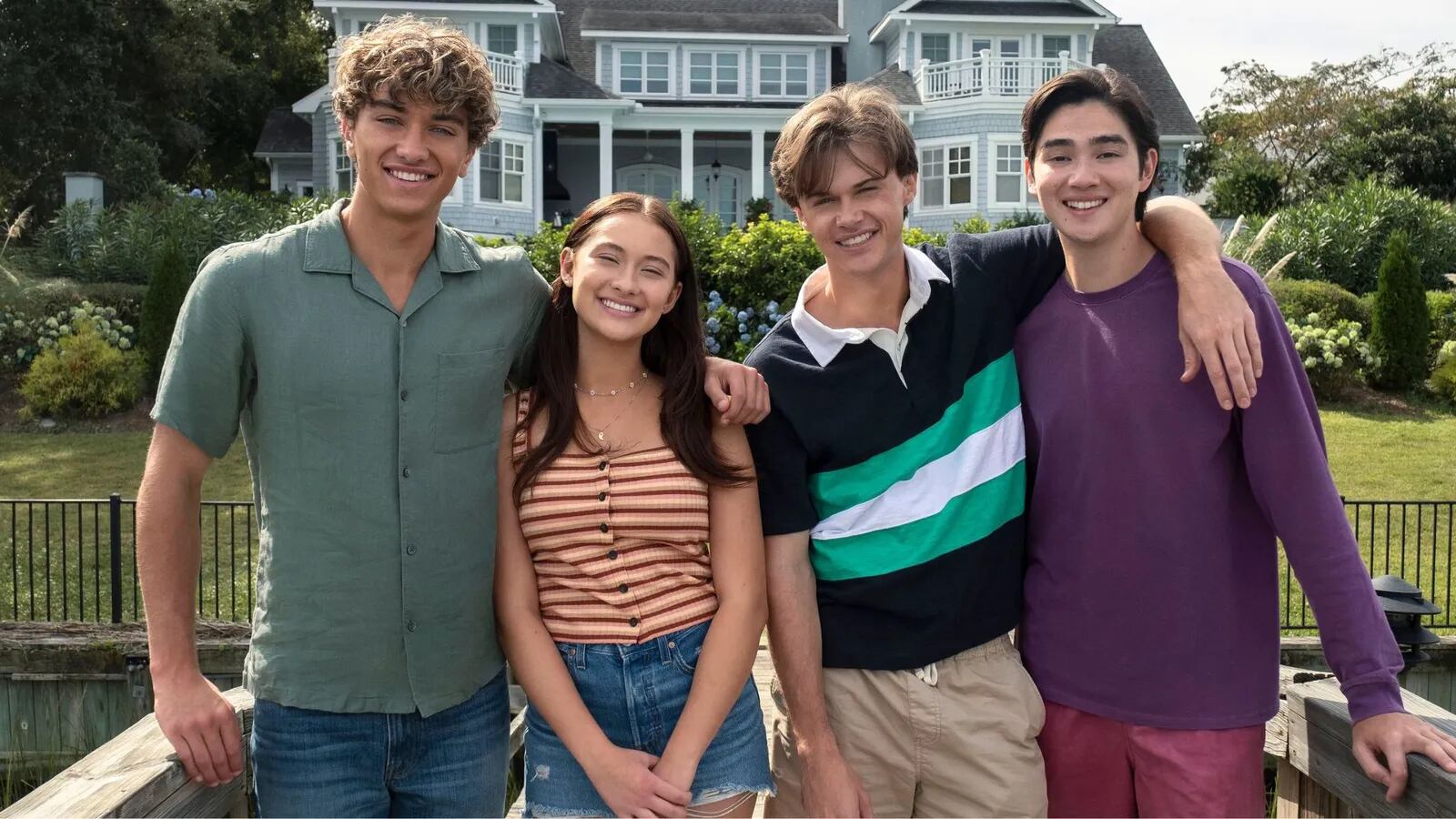 Lola Tung, Christopher Briney y Gavin Casalegno de El verano que me enamoré (Prime Video)