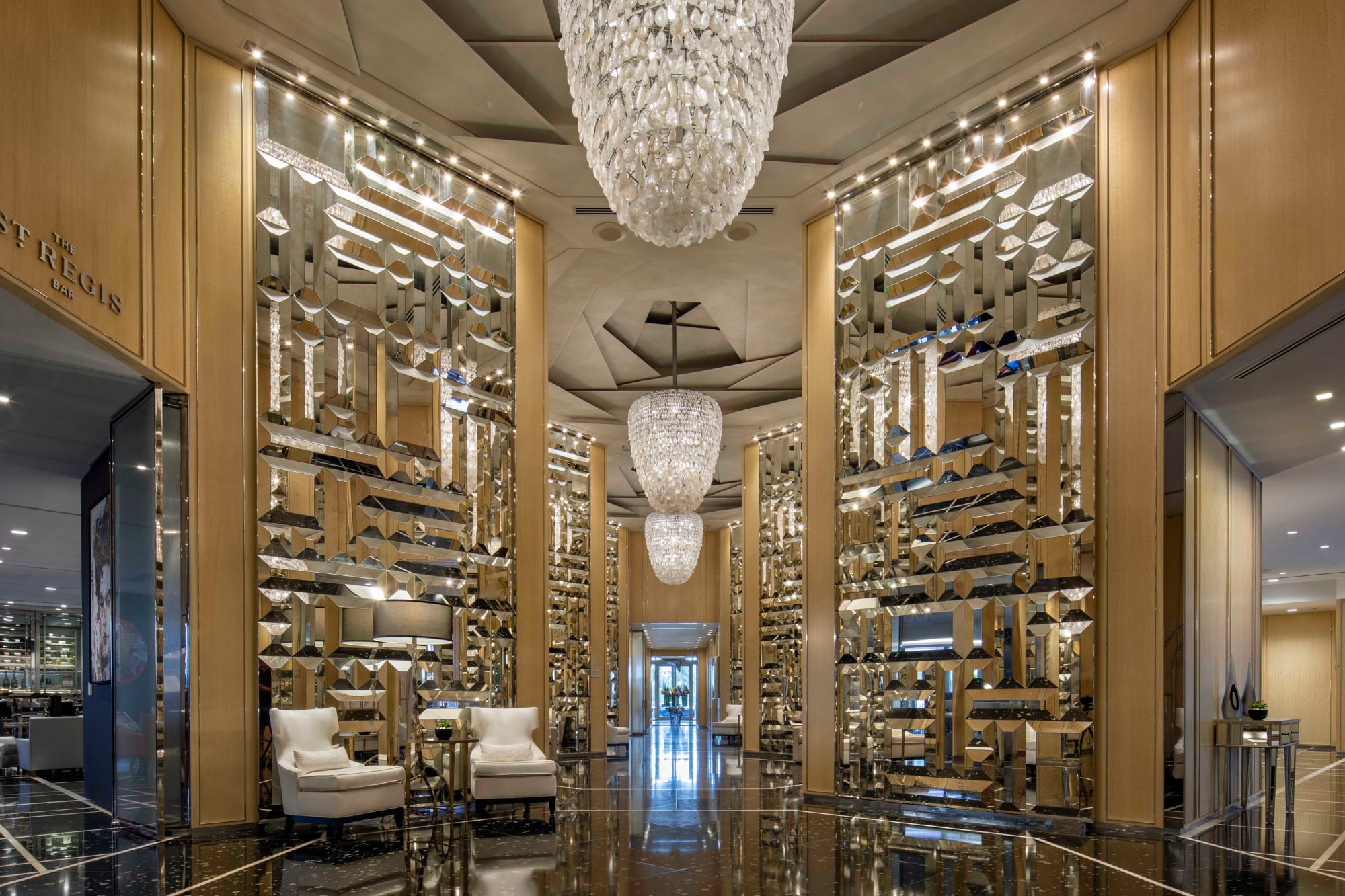 El lobby del St. Regis Bal Harbour tiene un diseño muy particular, con detalles decorativos que incluyen cristales y mármol 