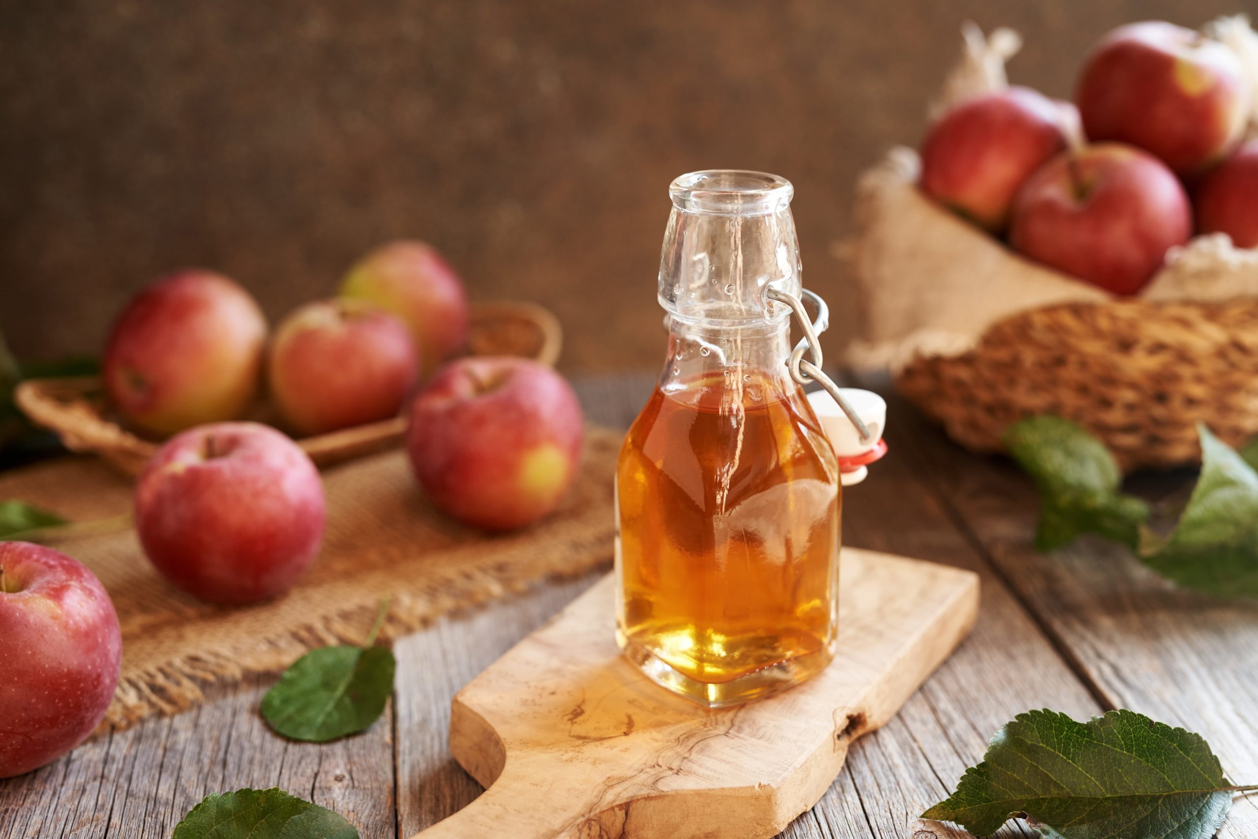 Vinagre de manzana tiene múltiples beneficios para el pelo 