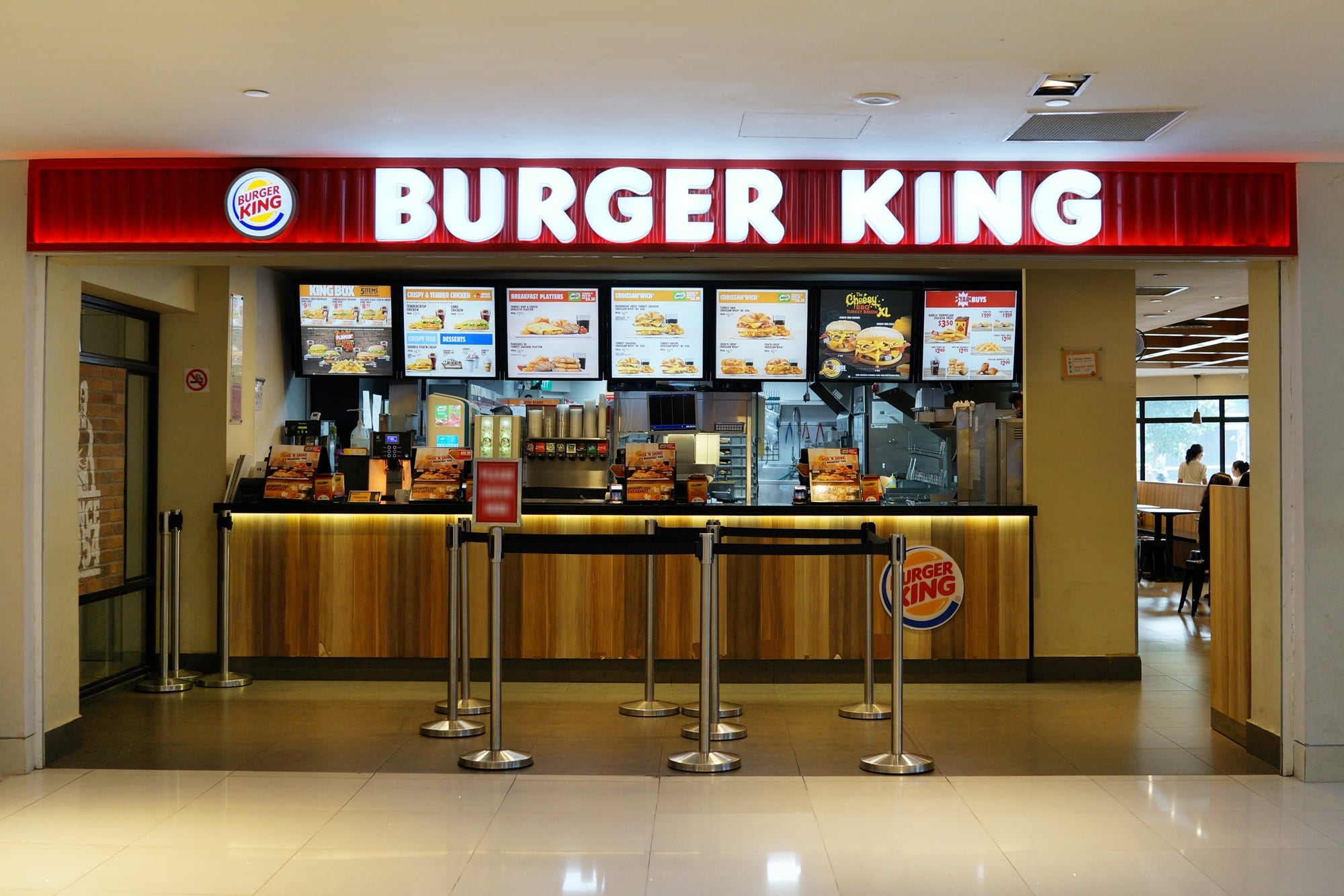 Coronavirus. Starbucks y Burger King cierran 13 locales en el país por la crisis