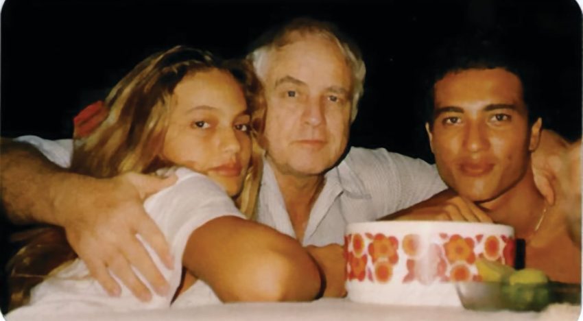 Tiene 35 años. Nieto de un ícono del mundo del espectáculo, vivió una dura infancia, triunfó como modelo y se dedicó a la medicina
