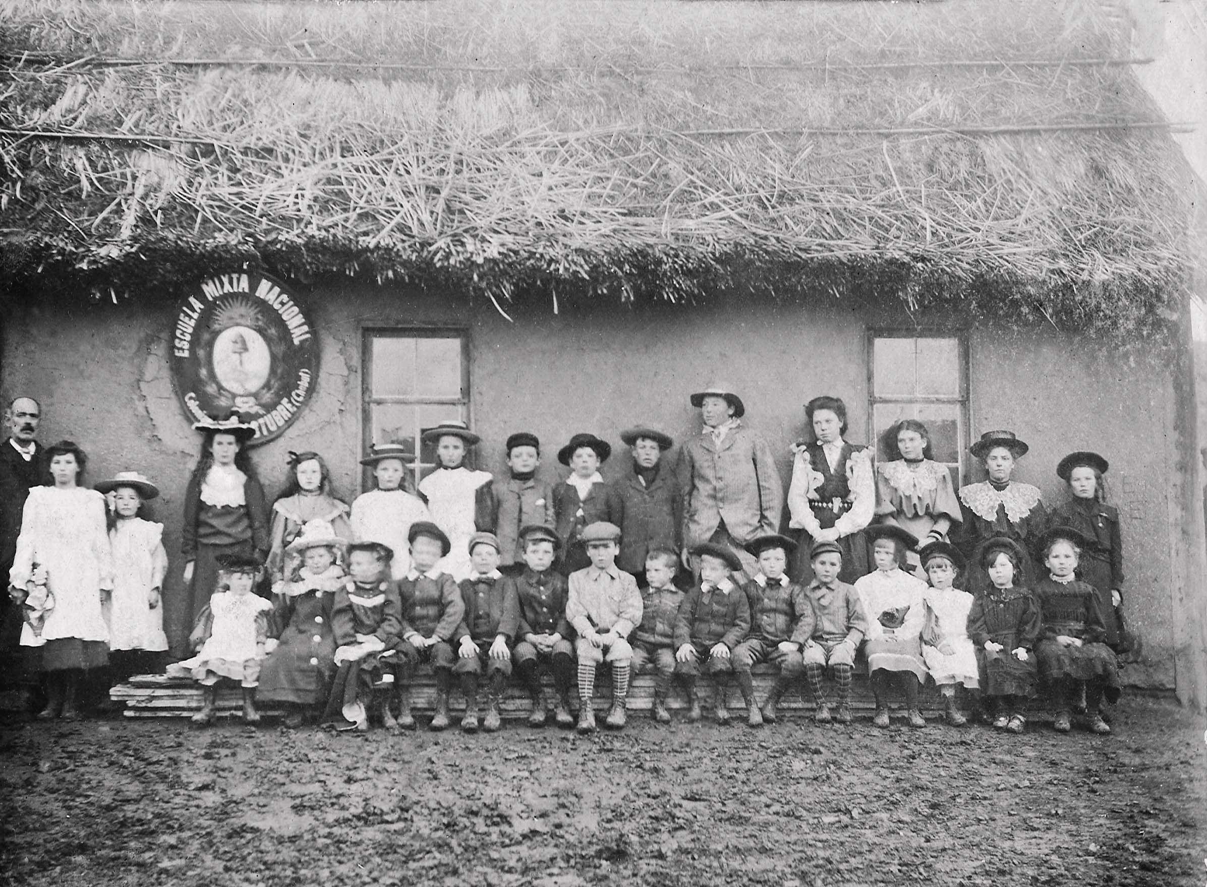 Escuela de la Colonia 16 de Octubre, ca 1902.
