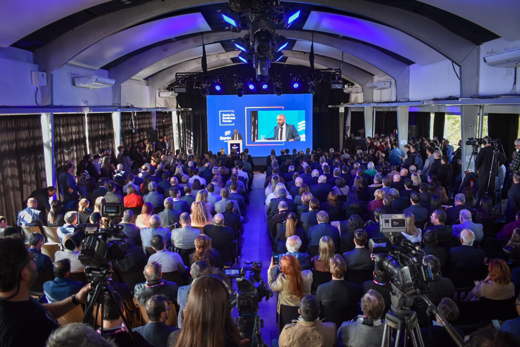 Un auditorio completo en el foro de negocios