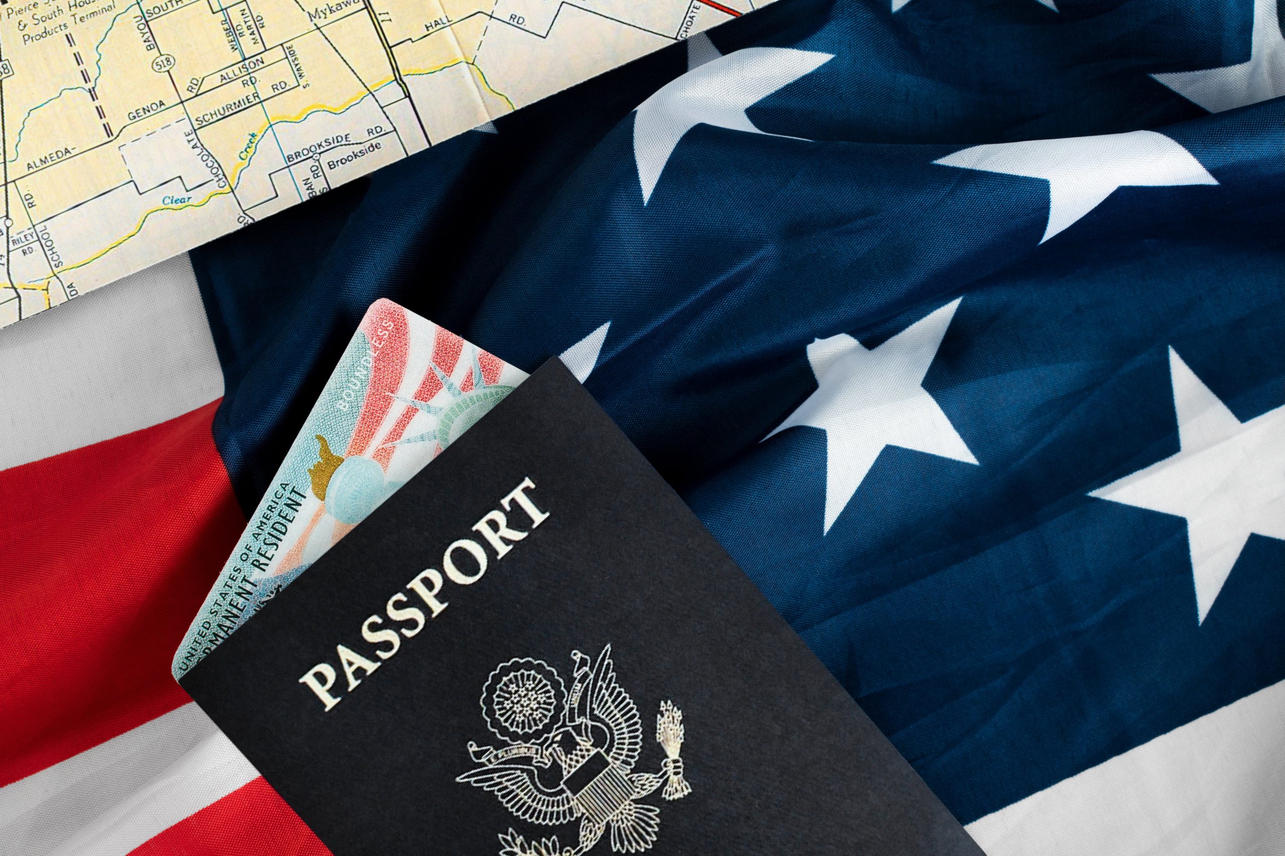 Uscis puede aprobar la residencia permanente si el solicitante no está afectado por ninguna causal de inadmisibilidad aplicable, o si se le otorga un permiso especial