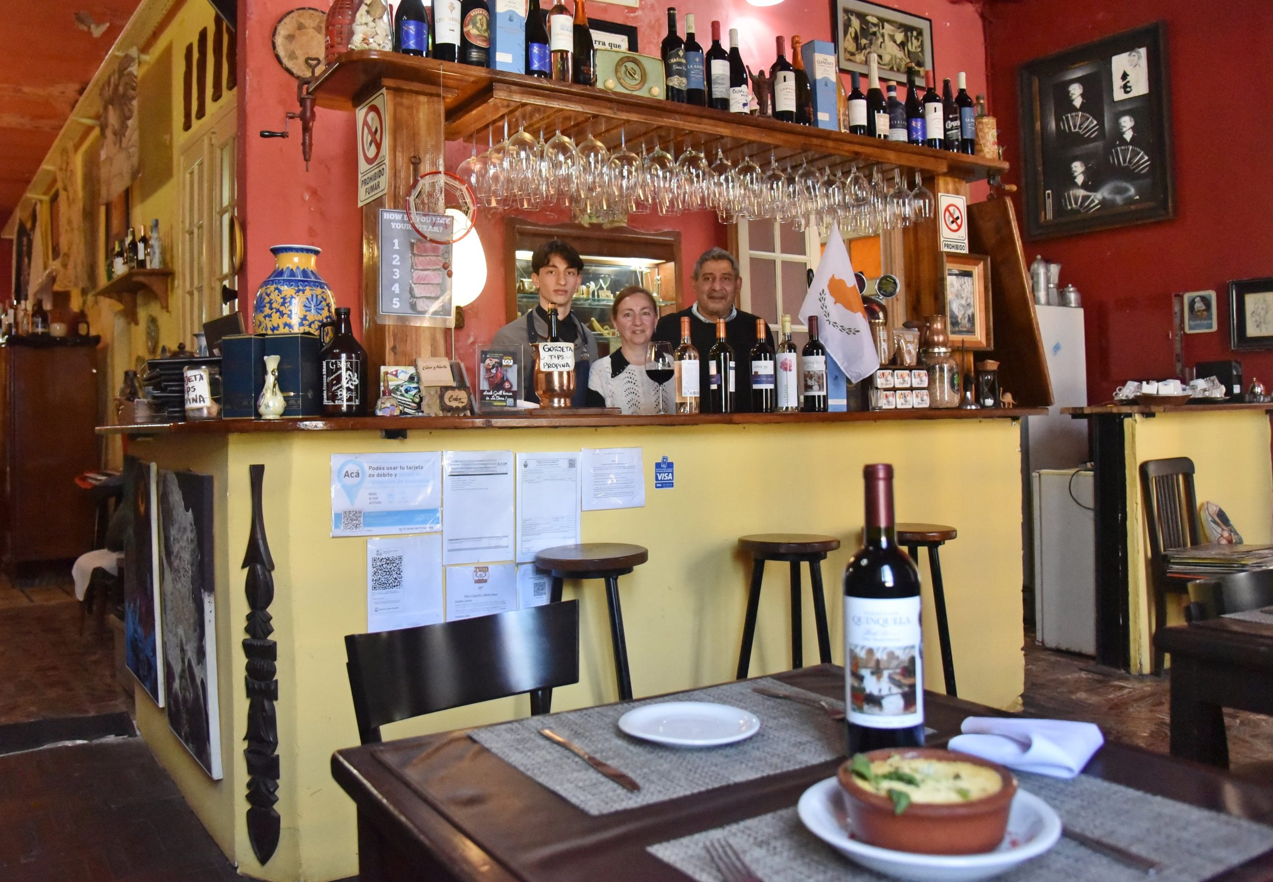 Nicolás Cali junto a su mujer, Lorena Figueroa, manejan la cantina repleta de recuerdos de Chipre