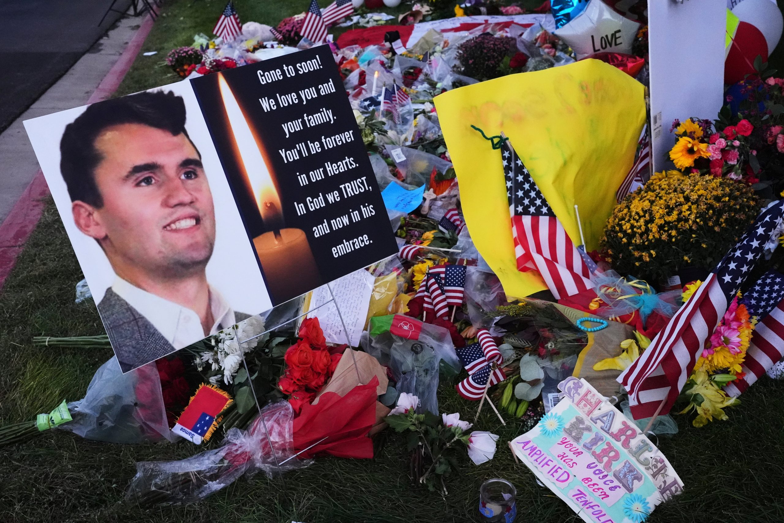 Un monumento en honor del fundador de Turning Point USA Charlie Kirk en la Universidad del Valle de Utah, el sábado 13 de septiembre de 2025, en Orem, Utah