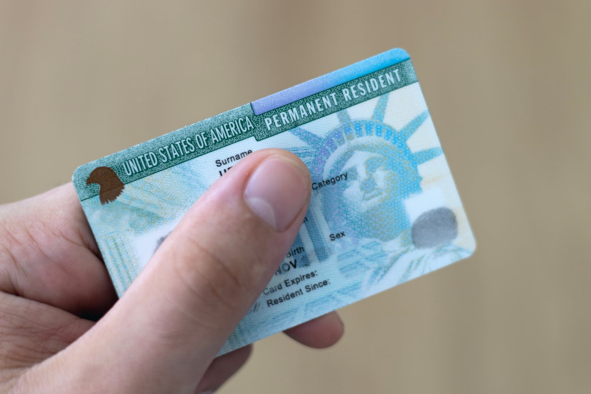 Entre algunos requisitos por los cuales un extranjero no puede tener una residencia legal son por motivos relacionados con la salud, penales y carga pública