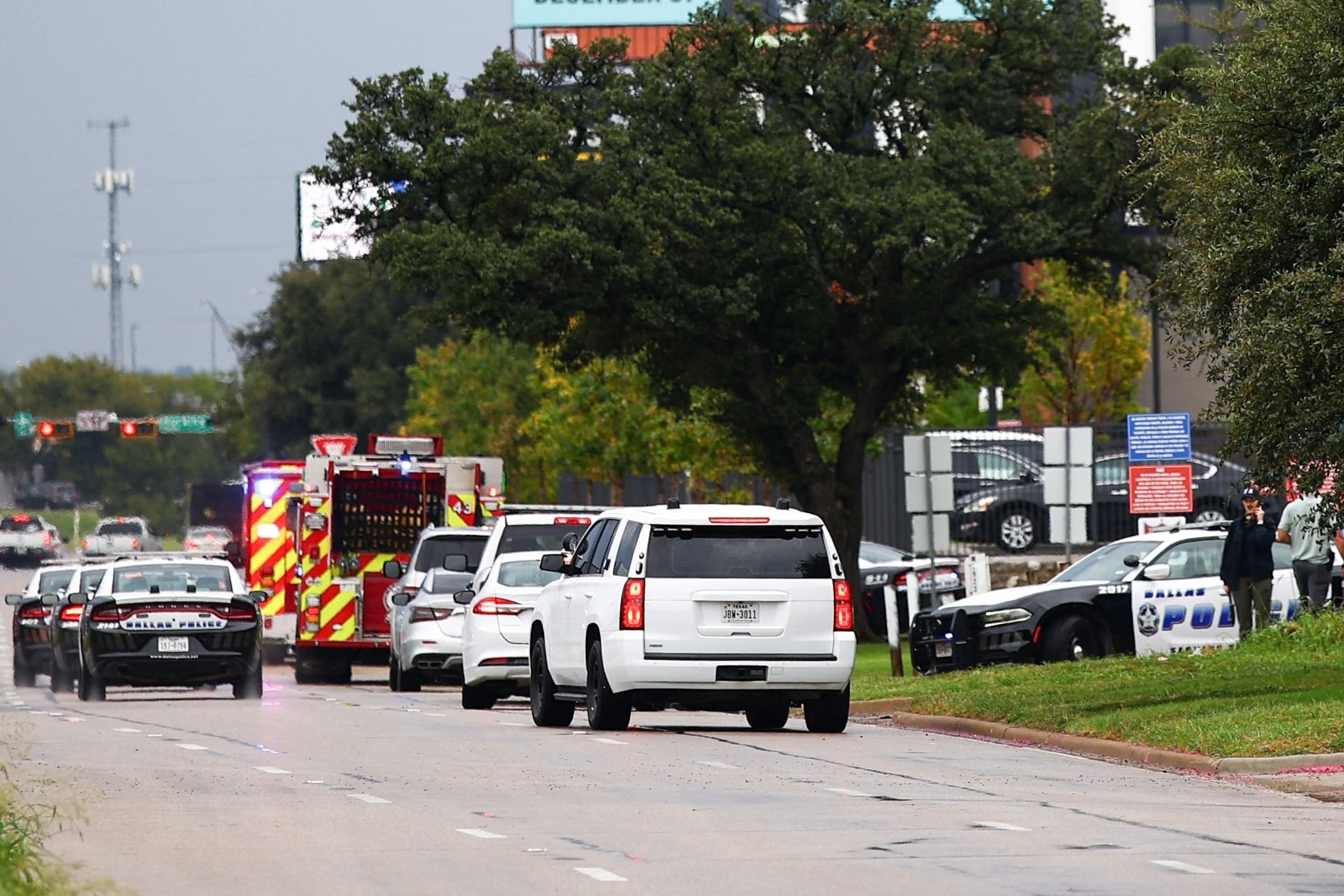 Agentes de la ley y personal de emergencias responden cerca de la escena de un tiroteo en una instalación de detención del Servicio de Inmigración y Control de Aduanas (ICE) de Estados Unidos en Dallas, Texas, el 24 de septiembre de 2025.
