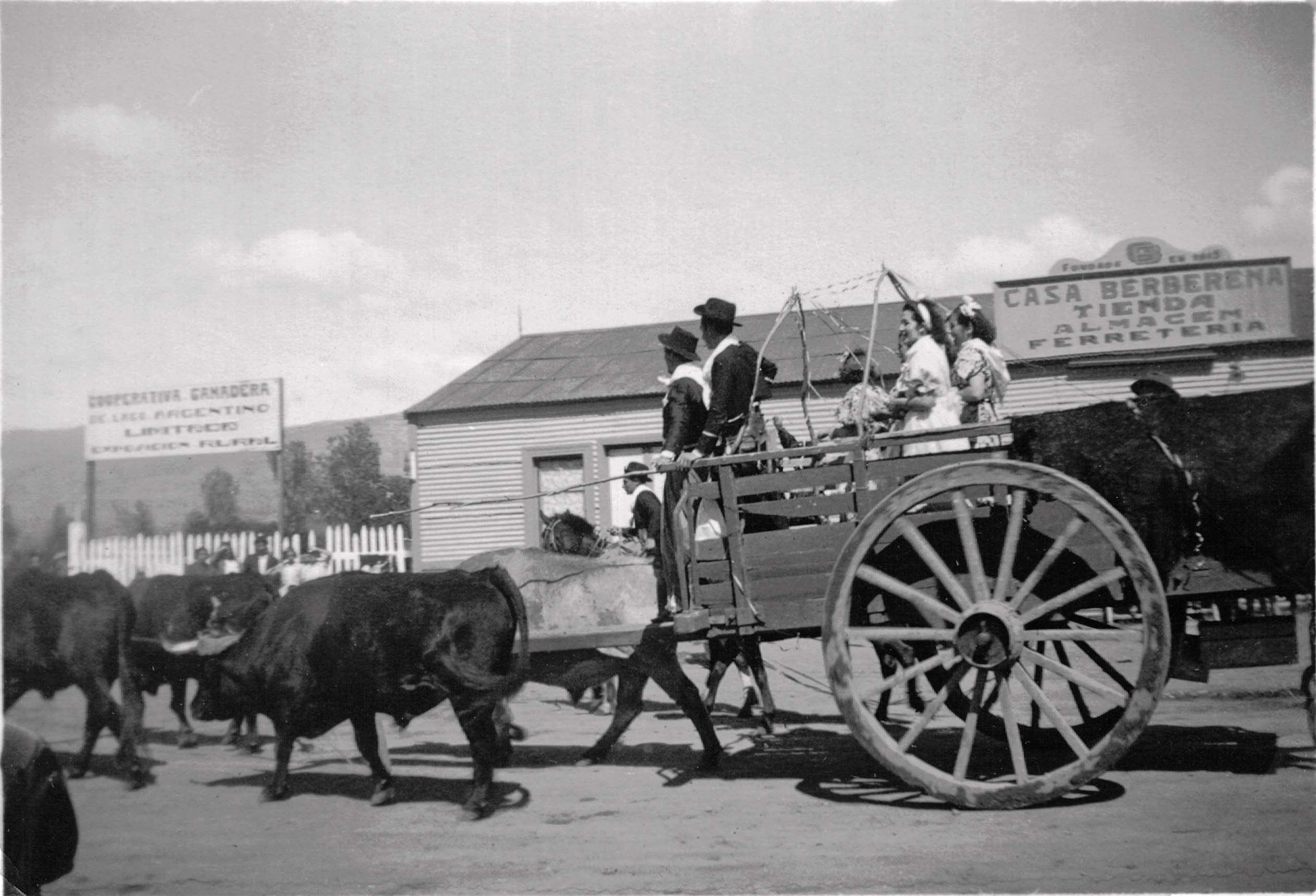 Un carro tirado por bueyes pasa por Casa Berberena (años 40)