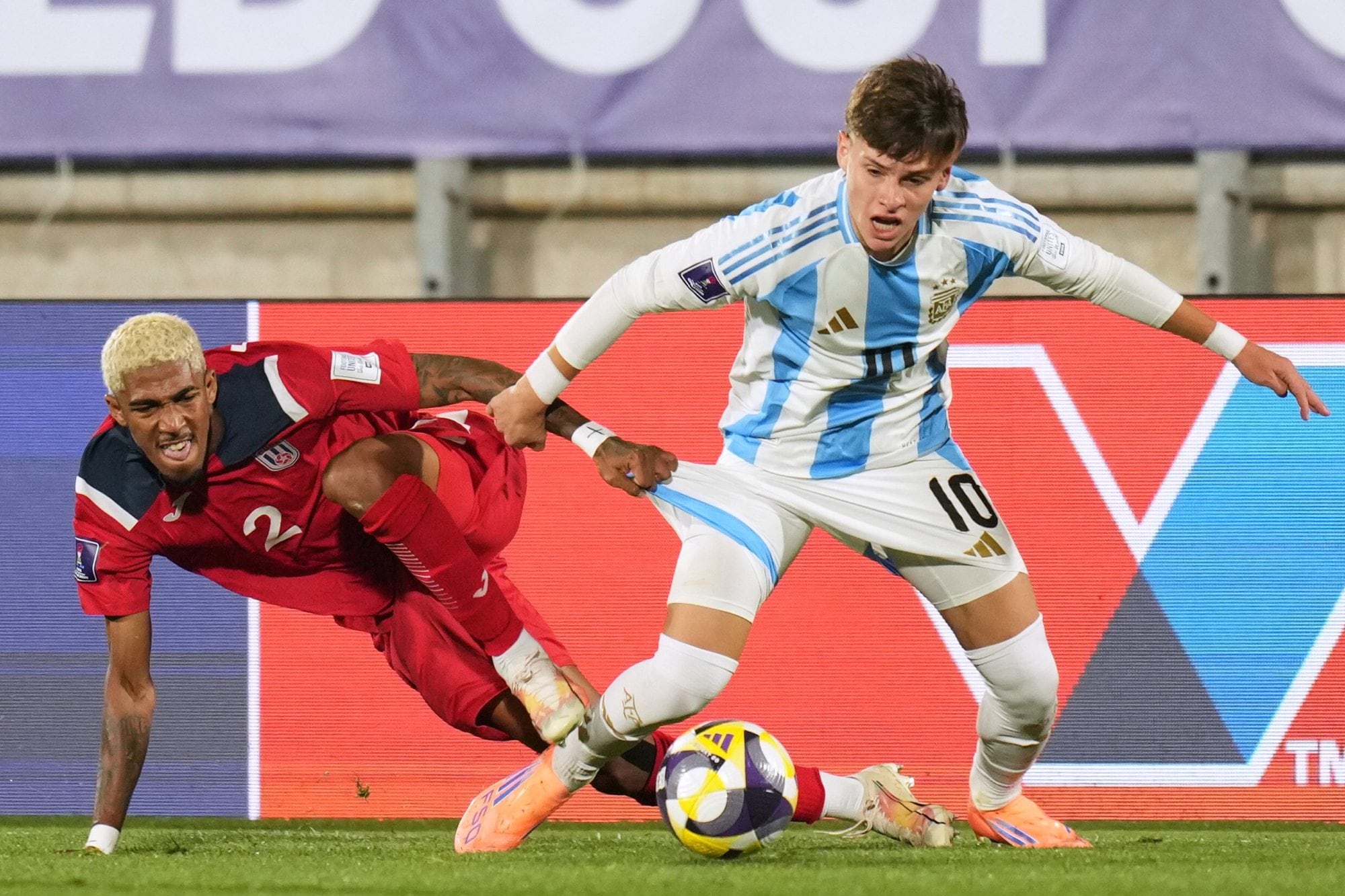 Elvis Casanova sujeta a Álvaro Montoro, que después de la expulsión de Santiago Fernandez se desdobló en sus funciones; el desgaste provocó que el actual jugador de Botafogo fuera reemplazado en el segundo tiempo