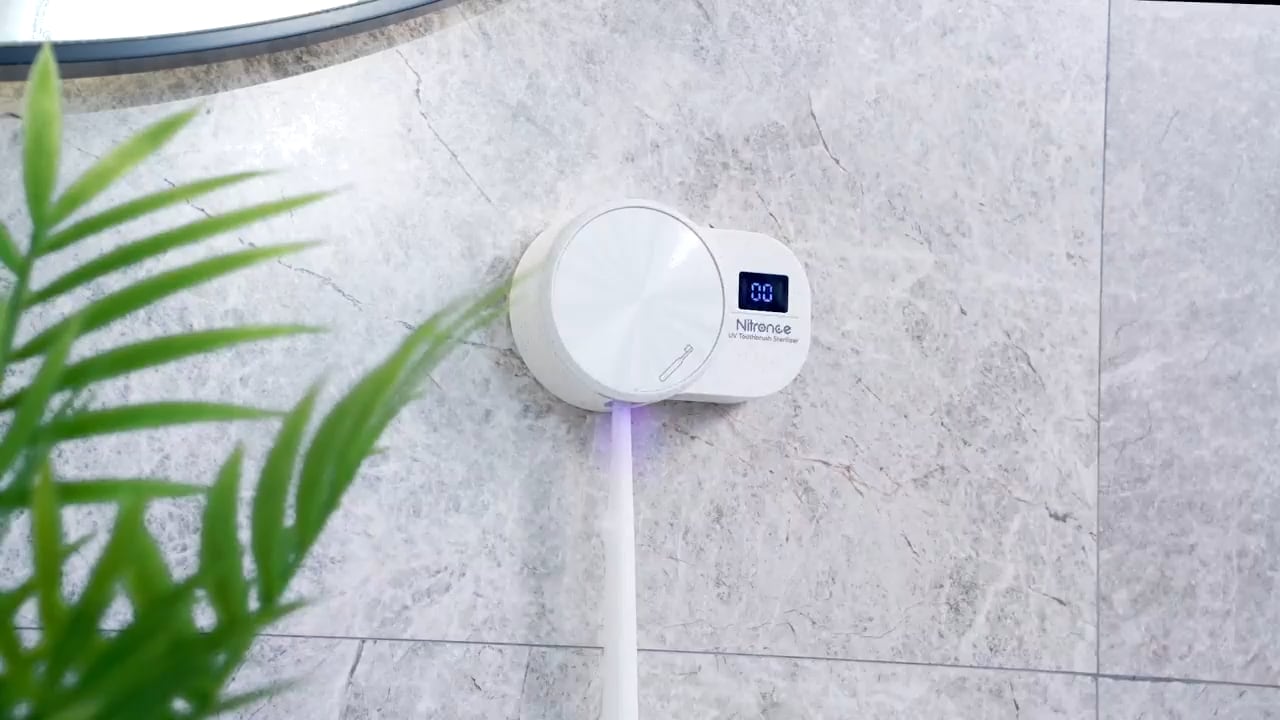 Este esterilizador tiene pantalla led y se vende en dos colores.