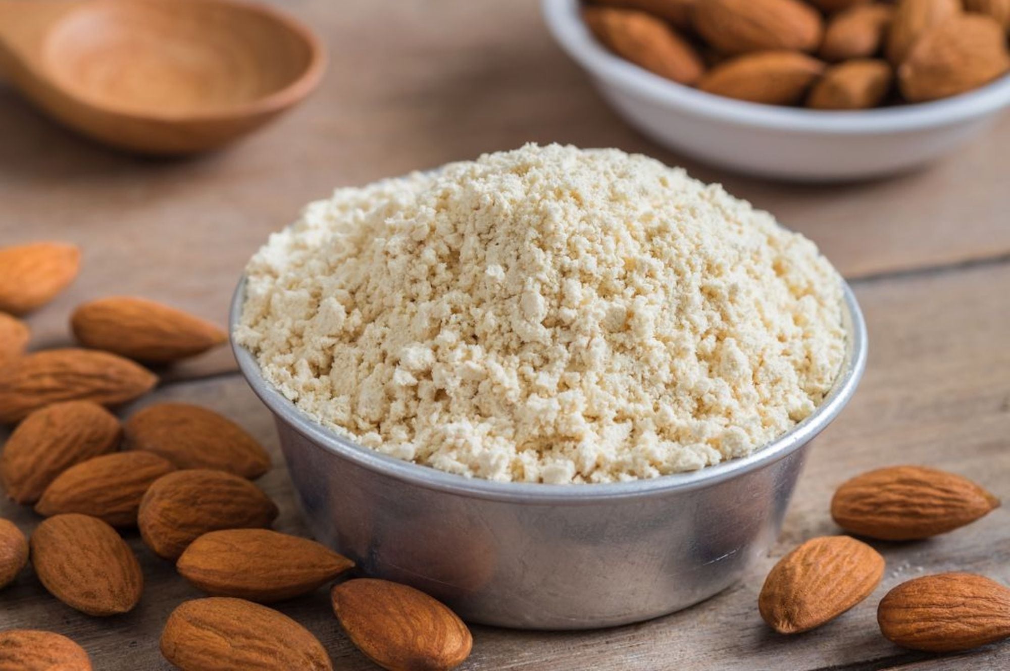 La harina de almendras tiene nula cantidad de hidratos de carbono y es alta en grasas saludables y proteínas