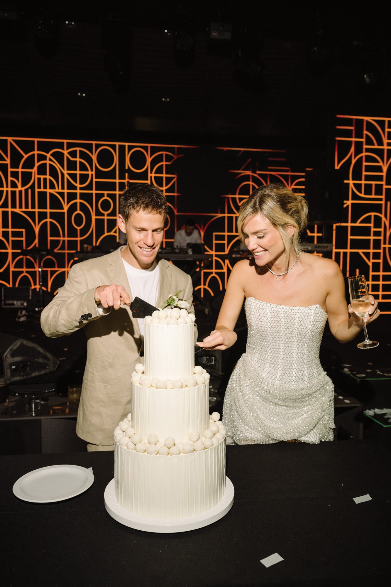 Los recién casados cortan la torta, que fue hecha por Damián Betular