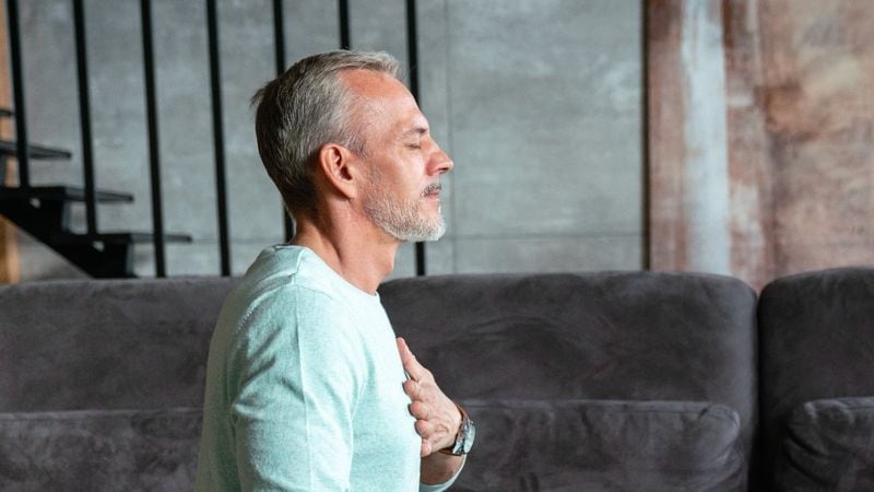 Con la respiración consciente pueden emerger memorias, emociones o bloqueos que permanecían guardados, y que ahora encuentran una vía natural para ser expresados y soltados