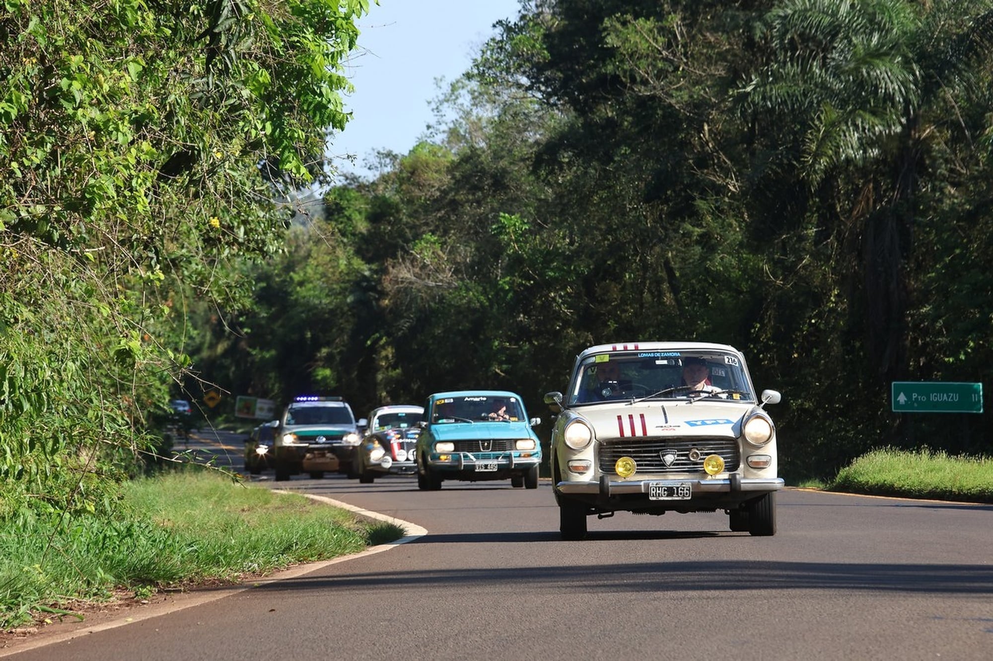 No es una carrera, aunque tampoco un paseo recreativo: un Peugeot 404, un Renault 12 y un Volkswagen Fusca parecen desafiarse entre sí en una mañana soleada a la salida de Puerto Iguazú, rumbo a Resistencia.