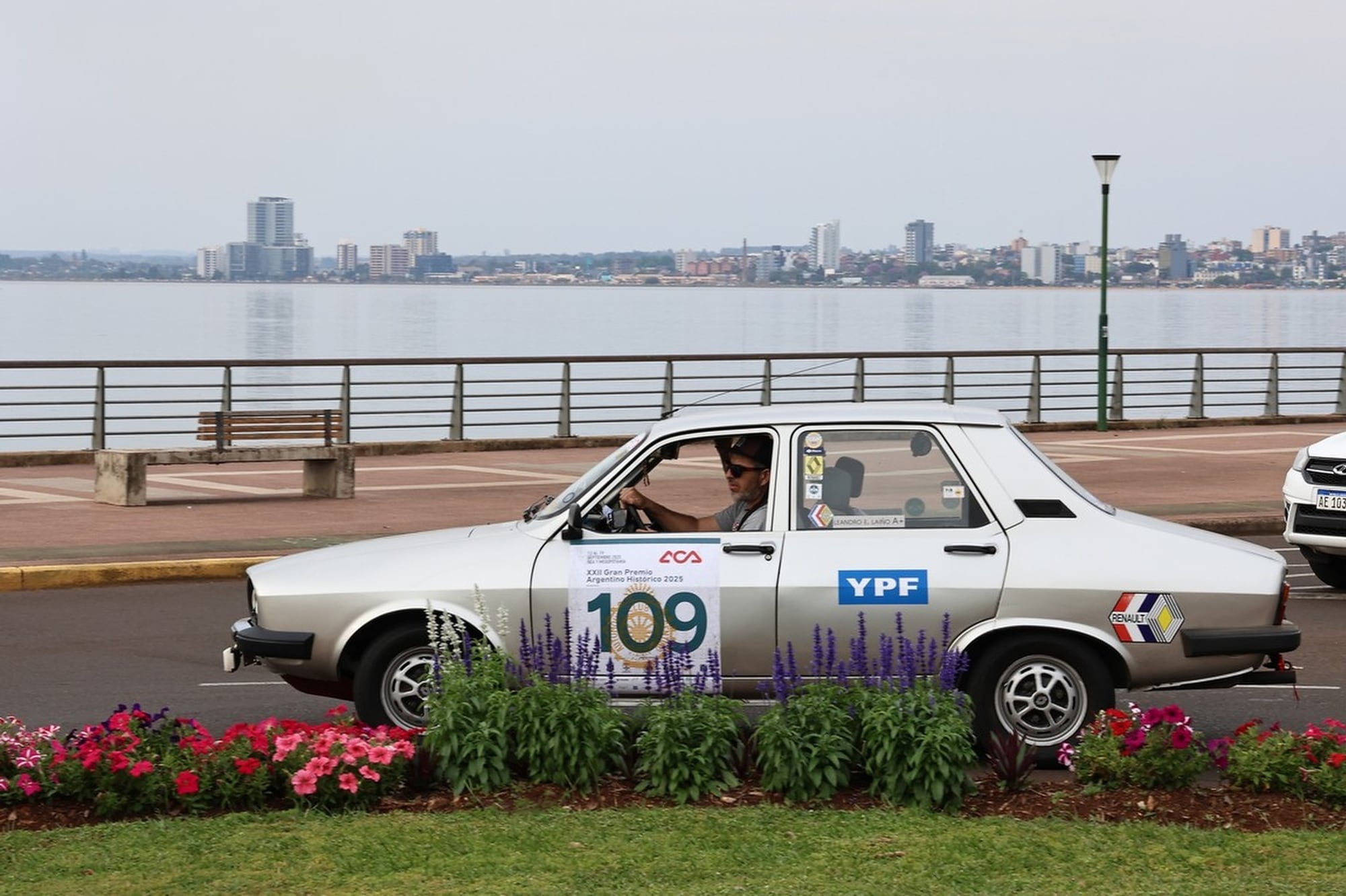 No todo es ruta y naturaleza en el GPAH; los coches, como el Renault 12 de 1979 de Leandro y Ricardo Laiño, se meten a grandes ciudades, como Posadas.